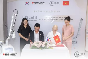 Mr Đặng Việt Cường - GĐKD khu vực Bemed ký kết chuyển giao thiết bị Laser Fractional cùng Bs Huệ Văn - GĐ chuyên môn La Hues Clinic