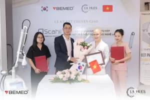 Mr Đặng Việt Cường - GĐKD khu vực Bemed trao bằng chứng nhận, tặng hoa Bs Huệ Văn - GĐ chuyên môn La Hues Clinic