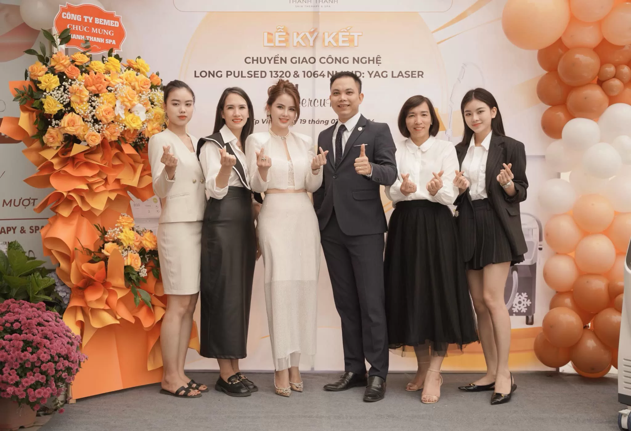 BEMED v&agrave; Thanh Thanh Spa chụp ảnh tại Lễ chuyển giao