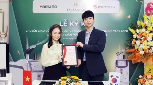 Mr Lee Seung Ho (Wontech) trao chứng nhận cho CEO Giang Hải Anh