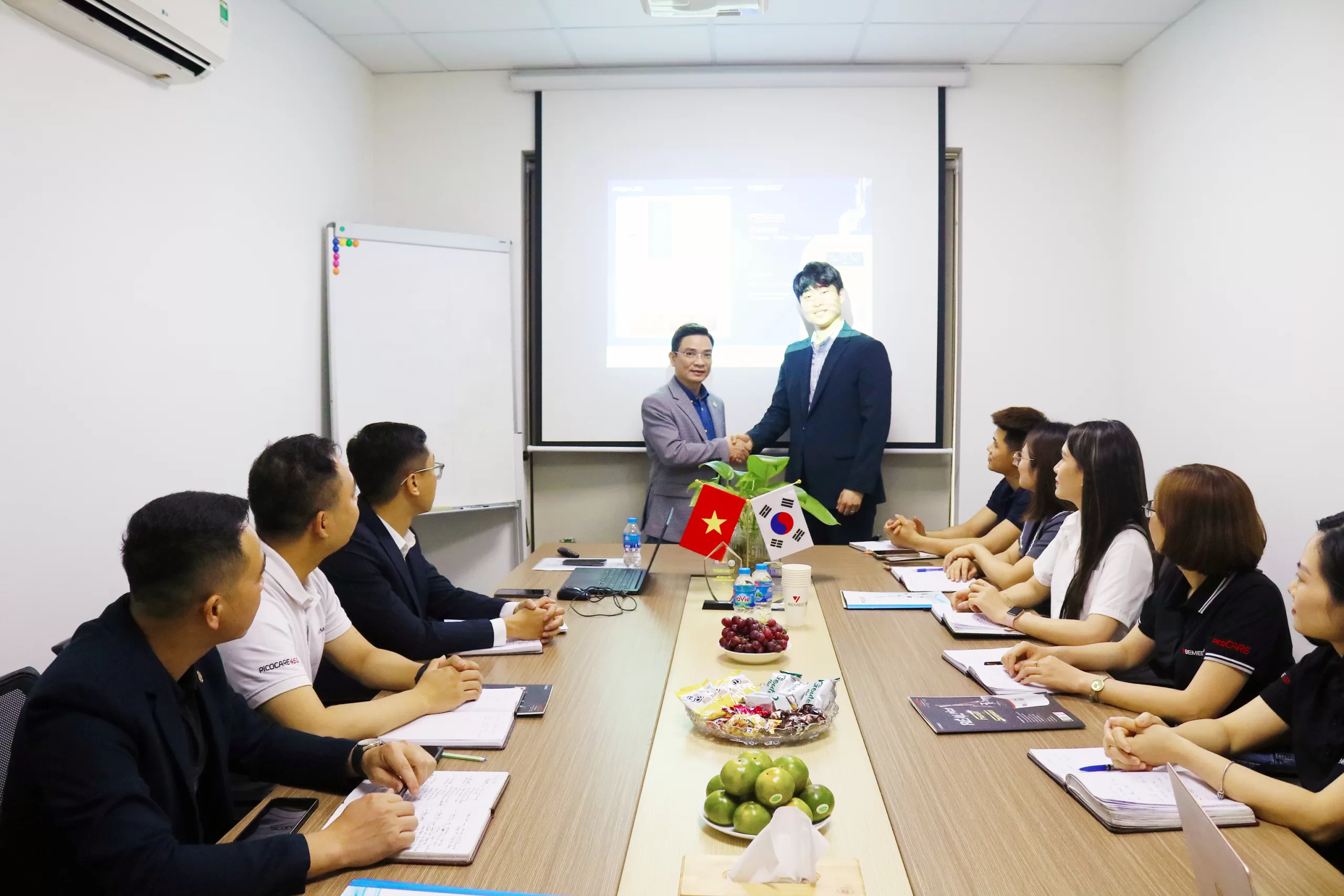 CEO Nguyễn Thế H&ugrave;ng cảm ơn Mr Jee Seung Ho