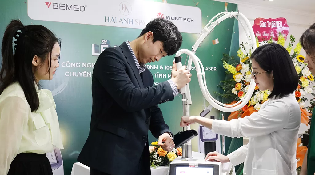 Mr Lee Seung Ho (Wontech) trao đổi, hướng dẫn c&aacute;c b&aacute;c sĩ, kỹ thuật vi&ecirc;n Hải Anh spa