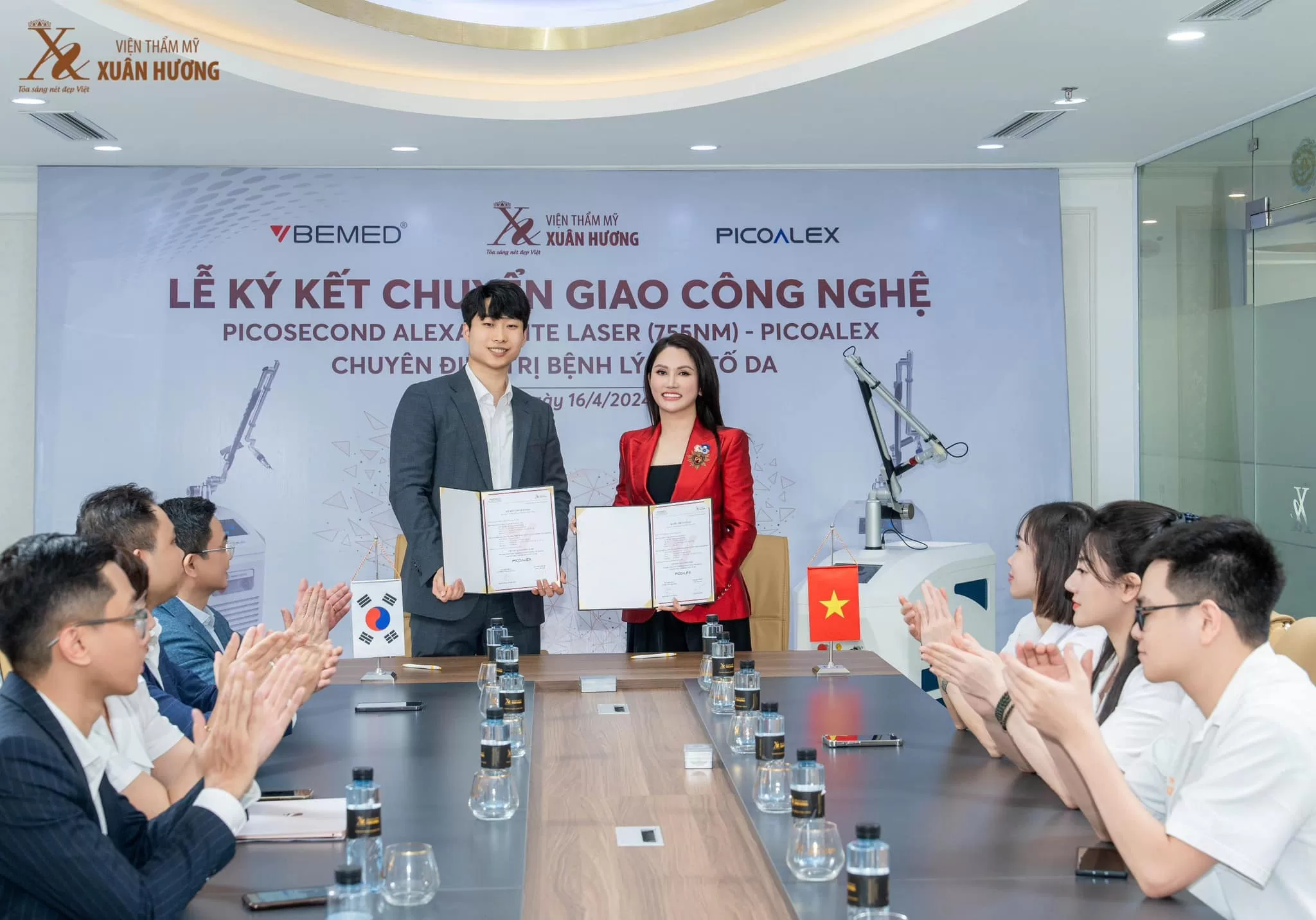 Mr Jee Seung Ho (Wontech) - CT HĐQT Đặng Thị Xuân Hương ký kết chuyển giao PicoAlex dưới sự chứng kiến của đông đảo người tham dự