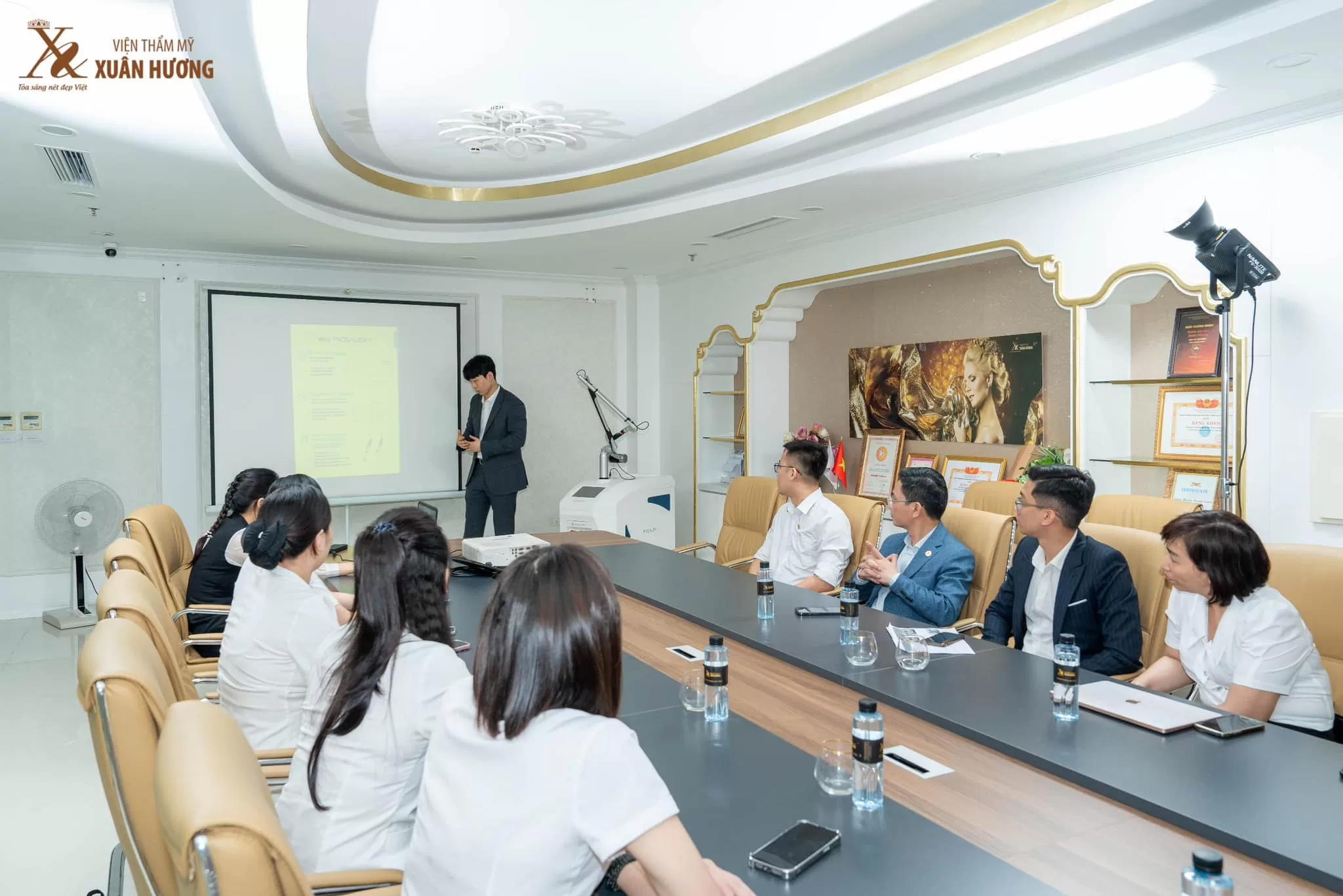 Mr Jee Seung Ho (Wontech) giới thiệu về PicoAlex tới các bác sĩ VTM