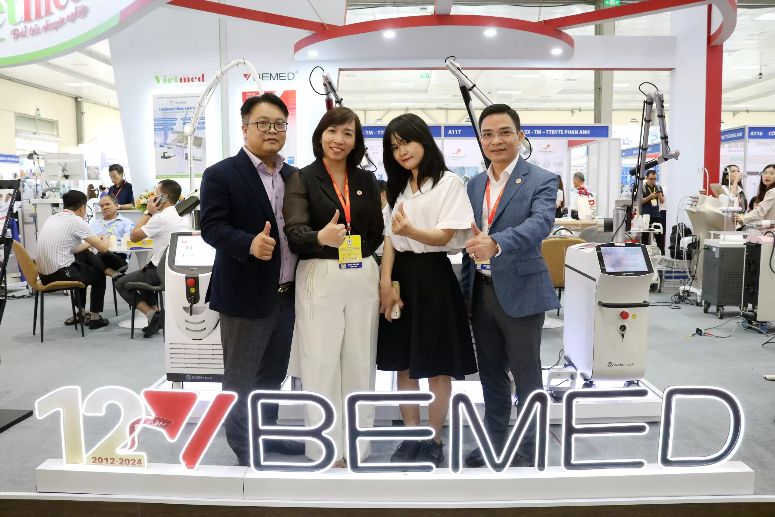 Ban l&atilde;nh đạo Bemed chụp c&ugrave;ng kh&aacute;ch h&agrave;ng