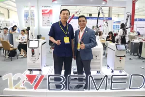 CEO Bemed Nguyễn Thế Hùng chụp ảnh cùng khách hàng