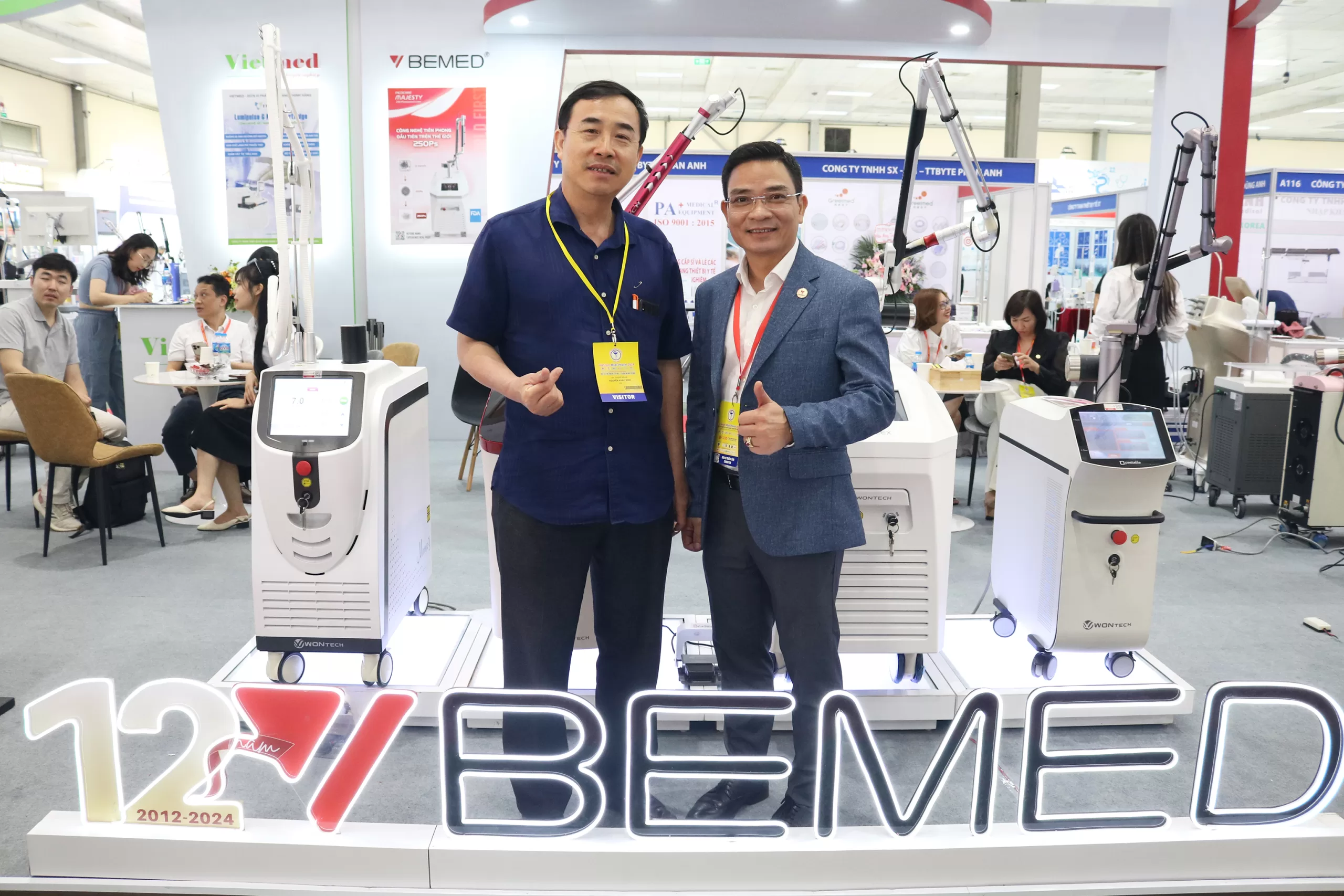 CEO Bemed Nguyễn Thế H&ugrave;ng chụp ảnh c&ugrave;ng kh&aacute;ch h&agrave;ng
