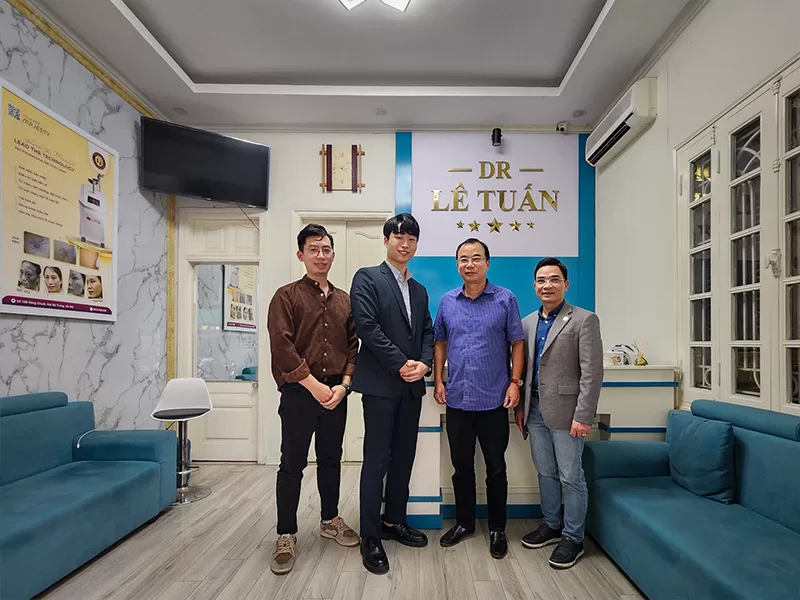 Mr Jee Seung Ho - CEO Nguyễn Thế Hùng thăm hỏi PK bác sĩ Lê Tuấn