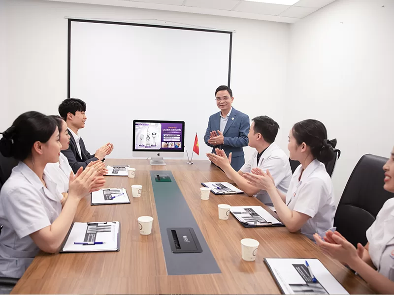 Mr Jee Seung Ho - CEO Nguyễn Thế Hùng trao đổi chuyên môn cùng các Bác sĩ TMV Ohio