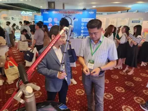 CEO Nguyễn Thế Hùng trao đổi với khách hàng tại sự kiện