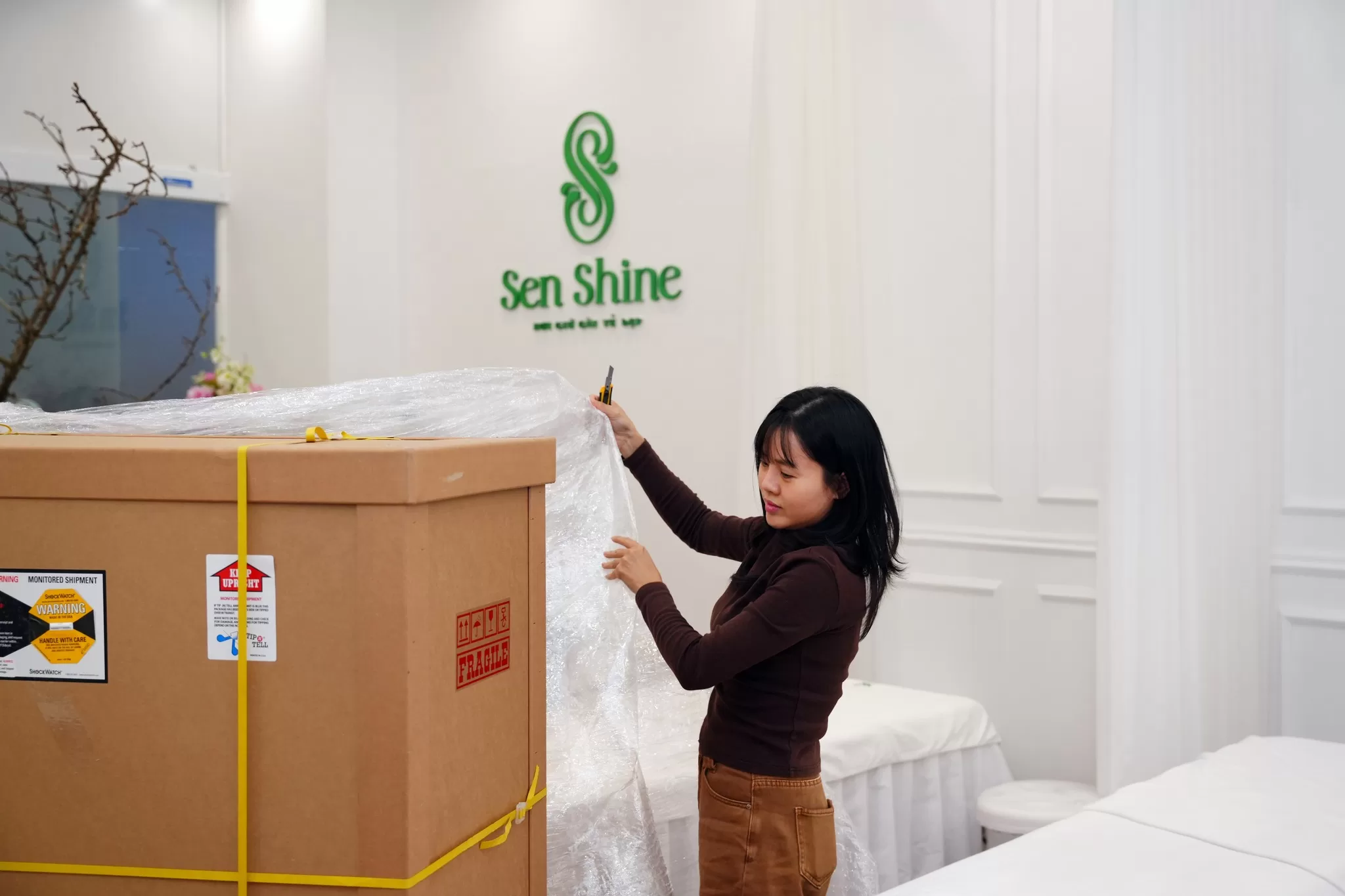 Đại diện của Sen Shine tự tay mở th&ugrave;ng thiết bị Pastelle