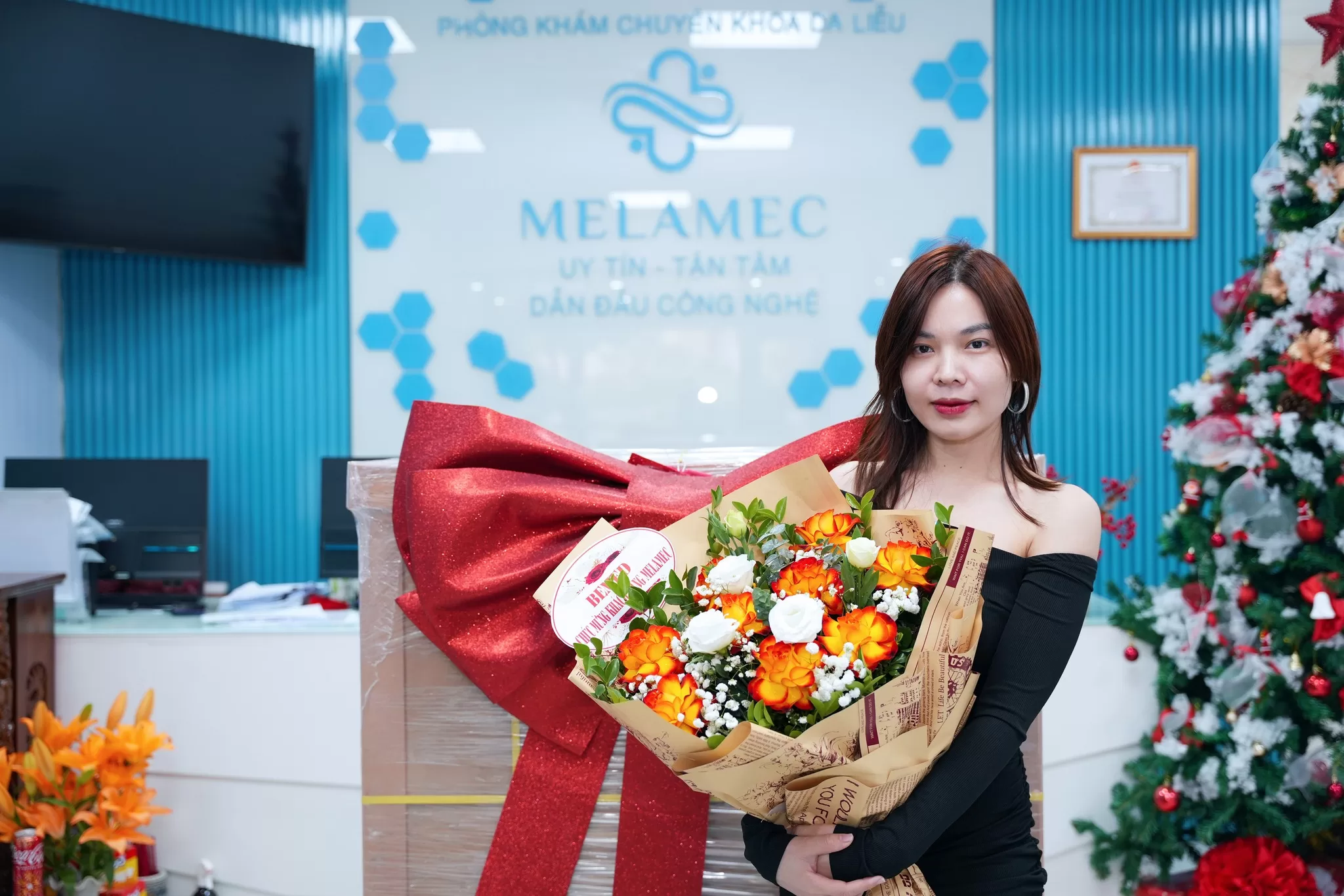 Đại diện Melamec nhận hoa ch&uacute;c mừng từ BEMED