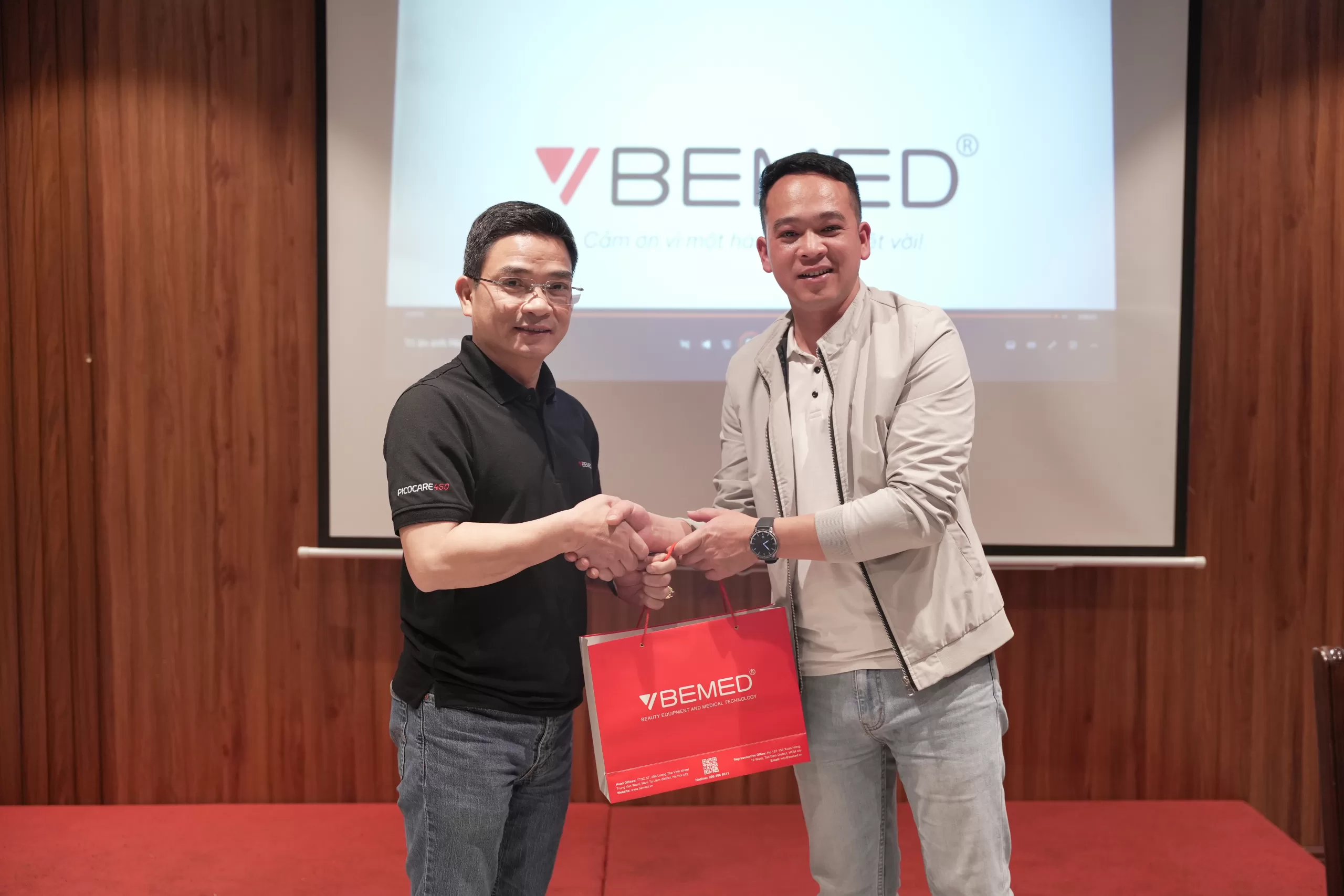 CEO BEMED trao m&oacute;n qu&agrave; tri &acirc;n tới anh Ho&agrave;ng Văn H&ugrave;ng