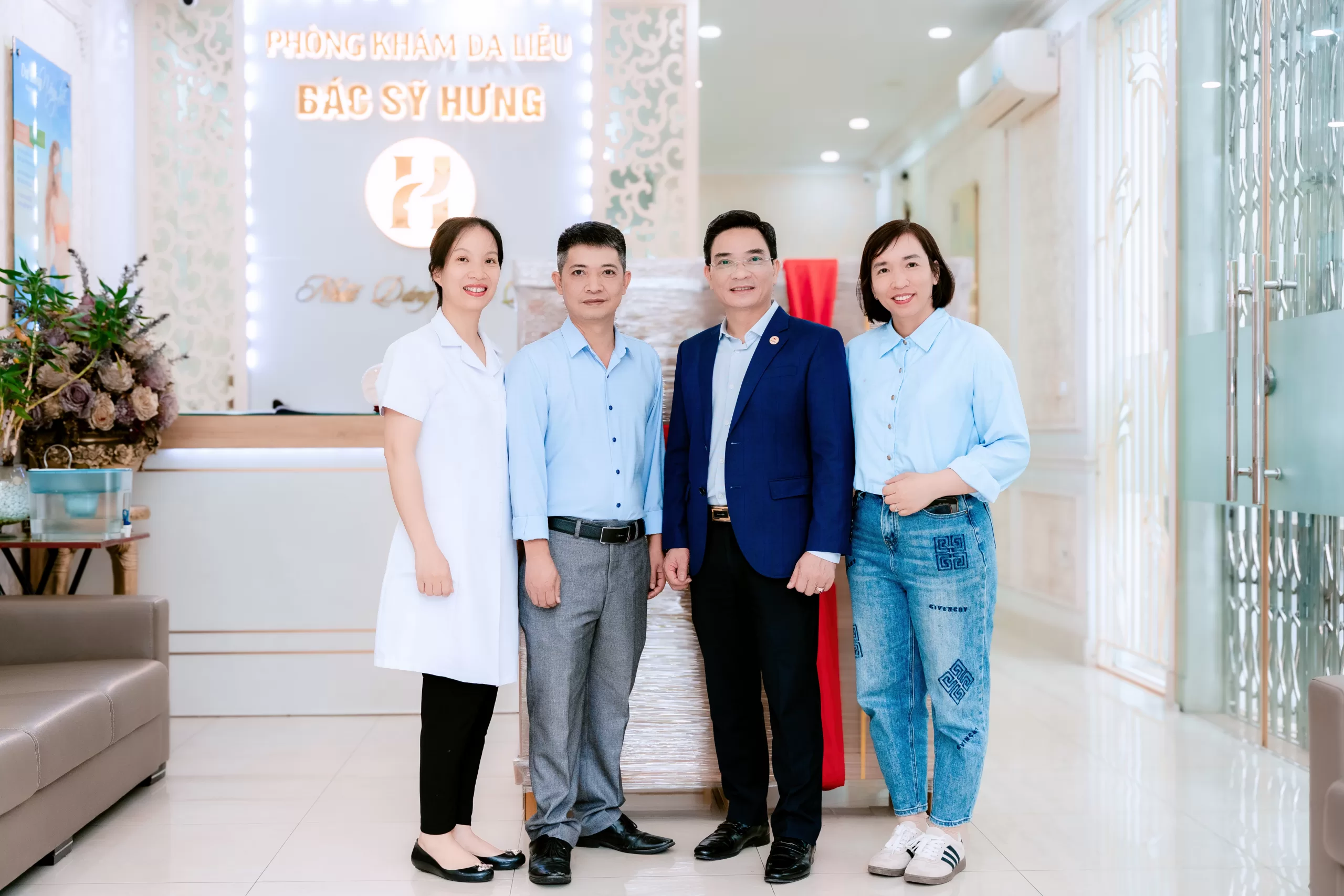 Lễ b&agrave;n giao thiết bị tại Pk Da liễu B&aacute;c sĩ Hưng
