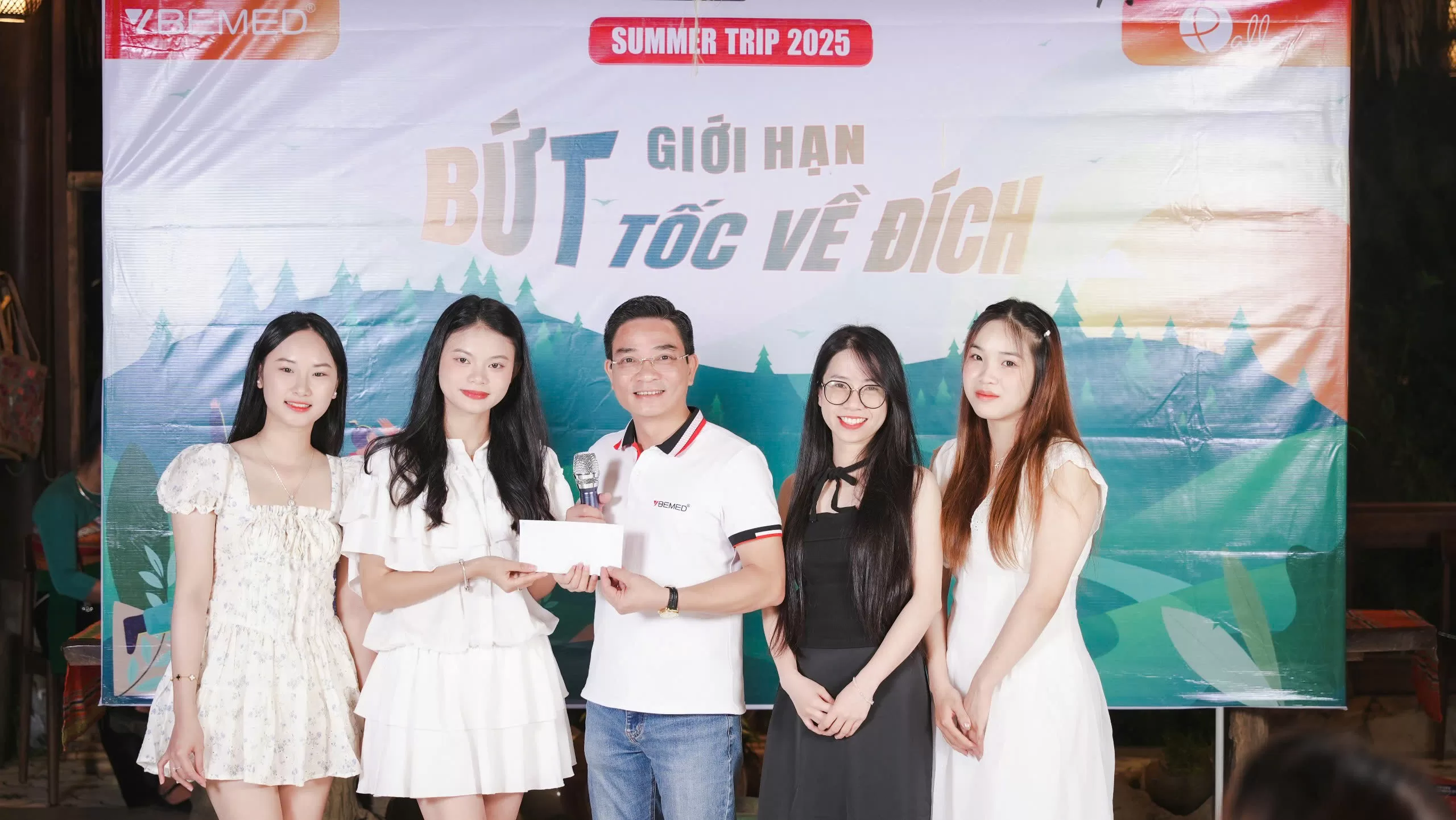 Trung t&acirc;m Ứng dụng v&agrave; Chuyển giao C&ocirc;ng nghệ Thẩm mỹ Pallas nhận m&oacute;n qu&agrave; vinh danh từ Ban l&atilde;nh đạo