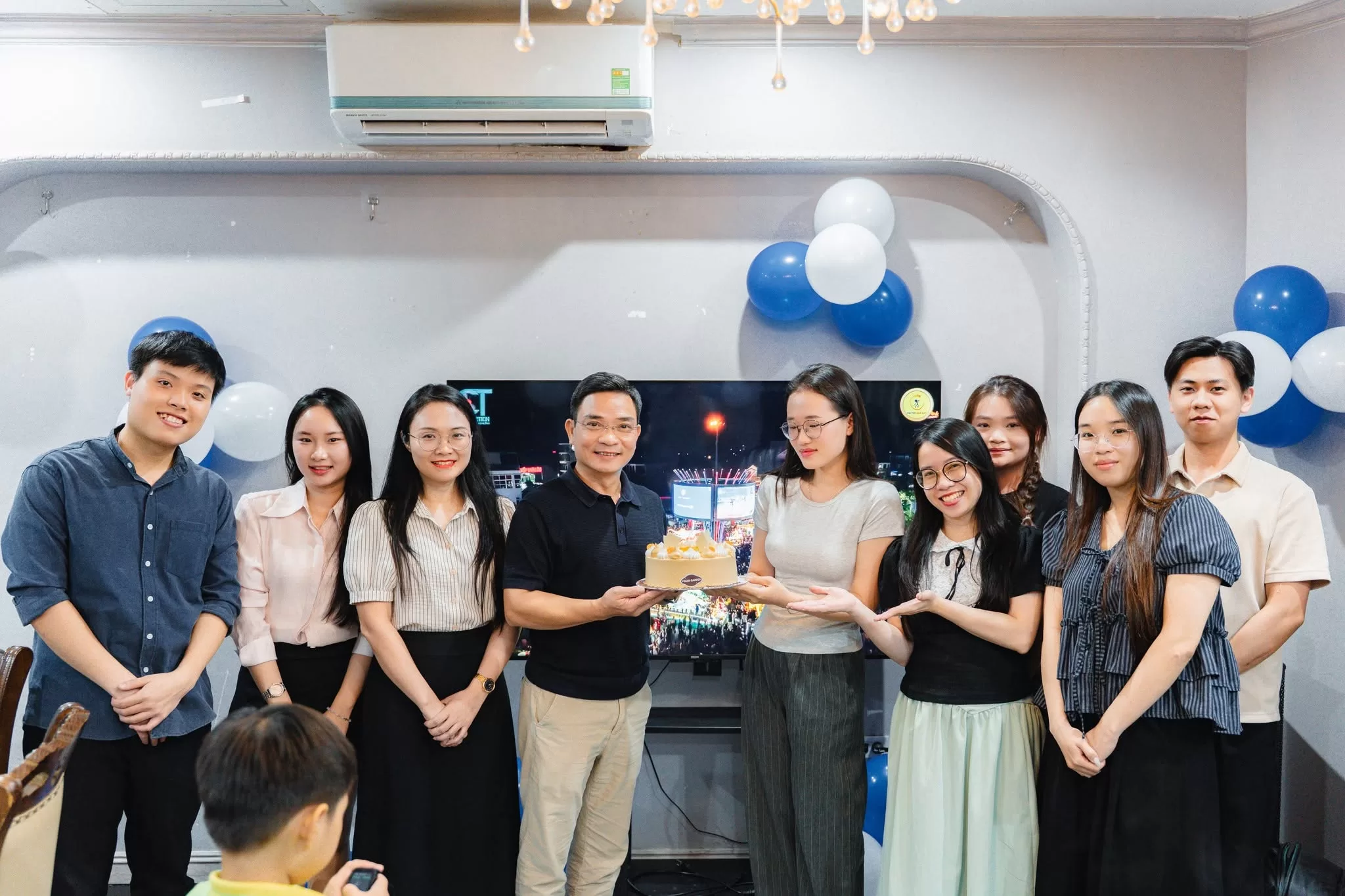 Đại diện c&aacute;c ph&ograve;ng ban trao qu&agrave; ch&uacute;c mừng sinh nhật CEO BEMED Nguyễn Thế H&ugrave;ng